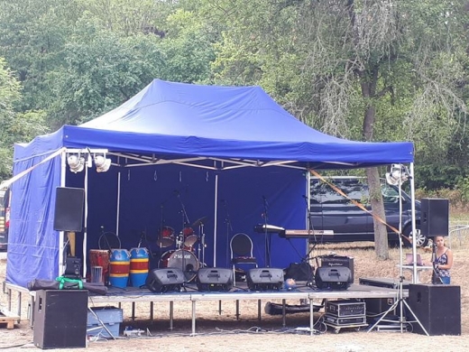 Podium 6x4m s nůžkovým zastřešením.